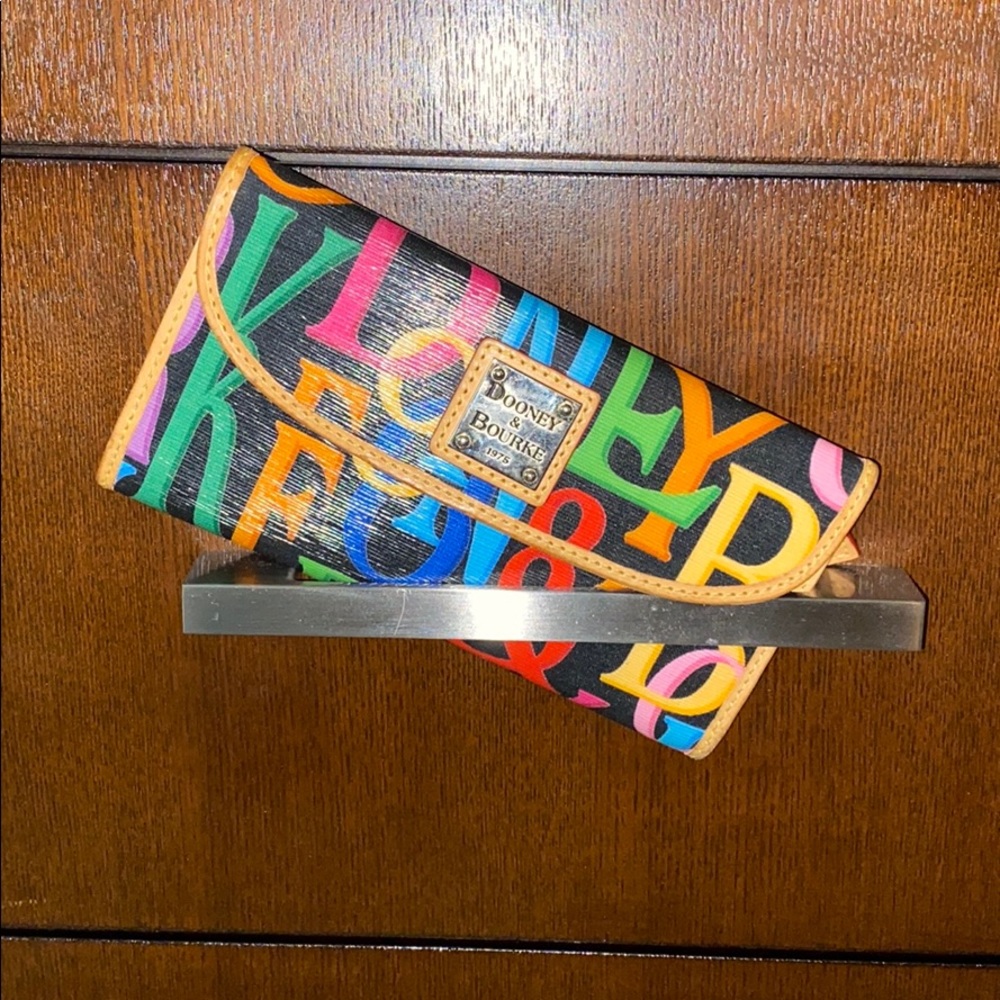 Dooney & Bourke logo wallet